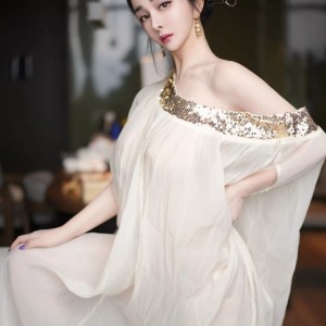 模特允爾薄纱服饰露性感金色吊坠式情趣内衣秀丰腴身姿诱惑写真62P